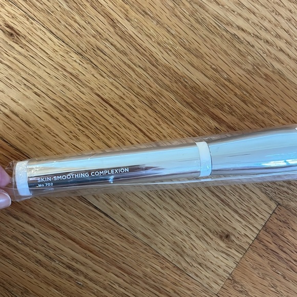 IT COSMETICS Heavenly Skin Skin-smoothing complexion brush no 702 - Picture 3 of 3